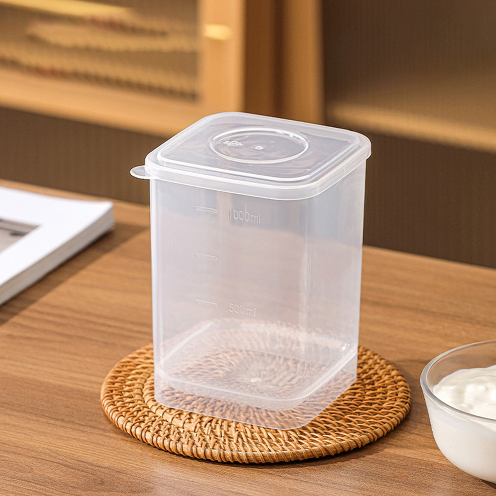 透明な蓋付きのプラスチック製ヨーグルト保存容器。日本の伝統的 - Meal Prep Japanese Food のレビューと価格